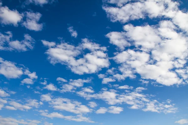 Blauwe lucht met wolken — Stockfoto