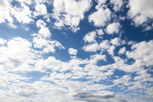 Cumulus wolken in de blauwe lucht — Stockfoto