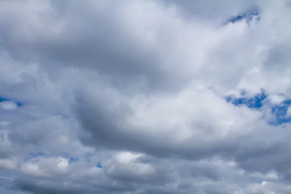 Nuvens cúmulos no céu azul — Fotografia de Stock