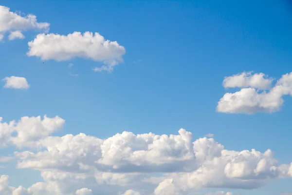 Nuvens cúmulos no céu azul — Fotografia de Stock