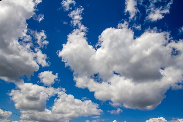 Nubes cúmulos en el cielo azul — Foto de Stock