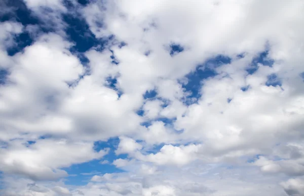 Cumulus wolken in de blauwe lucht — Stockfoto