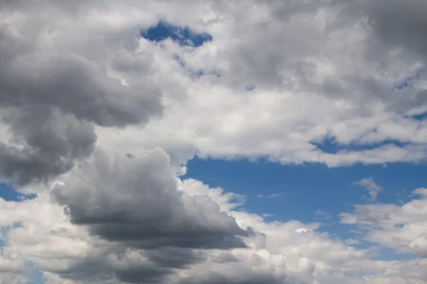 Nuvens cúmulos no céu azul — Fotografia de Stock