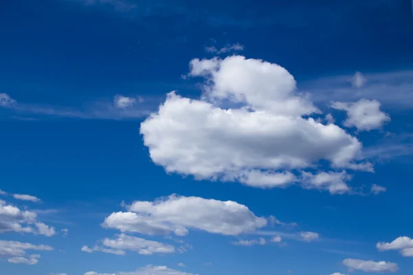 Kumulus mraky na modré obloze — Stock fotografie