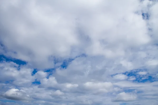 Kumulus moln i den blå himlen — Stockfoto