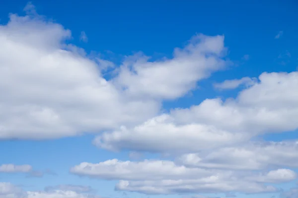 Cumulus chmury na błękitnym niebie — Zdjęcie stockowe