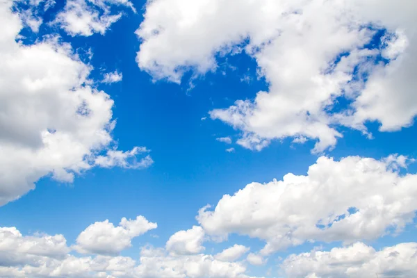 Nuvens cúmulos no céu azul — Fotografia de Stock