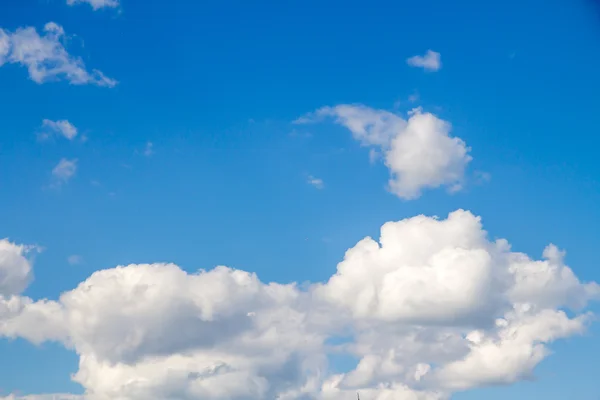 Kumulus moln i den blå himlen — Stockfoto