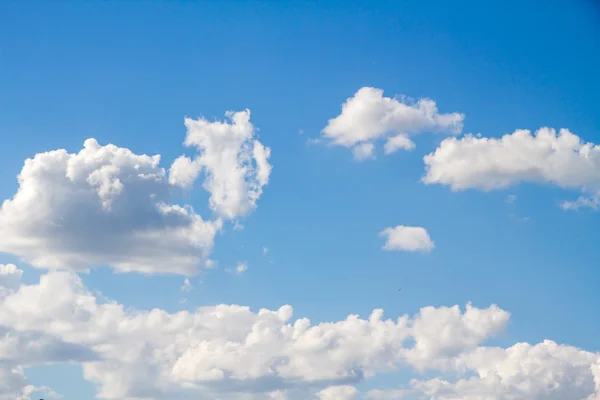 Cumulus nuages dans le ciel bleu — Photo