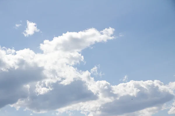 Кучевые облака в голубом небе — стоковое фото