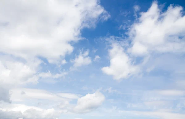 Cumulus wolken in de blauwe lucht — Stockfoto