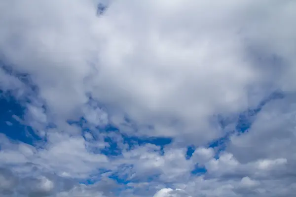 Mavi gökyüzünde kümülüs bulutları — Stok fotoğraf