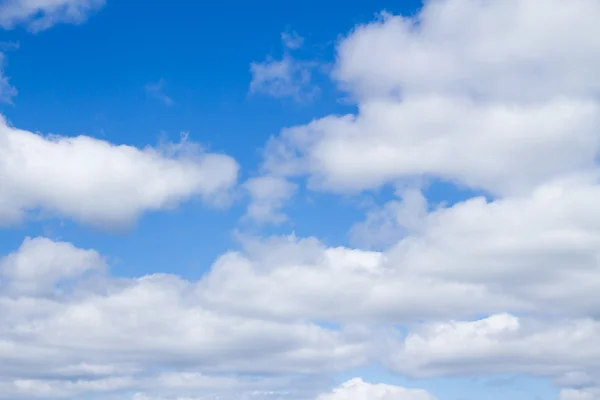 Nubes cúmulos en el cielo azul — Foto de Stock