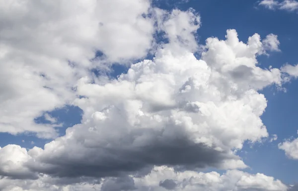 Nuvens cúmulos no céu azul — Fotografia de Stock