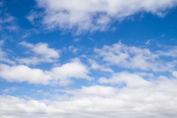 Nubes cúmulos en el cielo azul — Foto de Stock