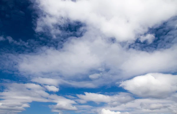 Blauwe lucht met wolken Stockafbeelding