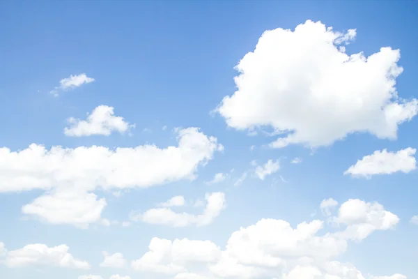 Cumulus clouds in the blue sky — Stock Photo, Image