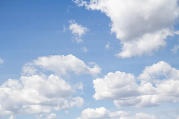 Nuvens cúmulos no céu azul — Fotografia de Stock