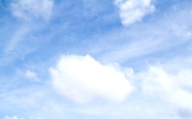 Bulutlu mavi gökyüzü