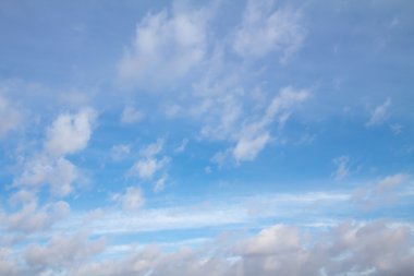 Bulutlu mavi gökyüzü