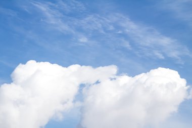 Bulutlu mavi gökyüzü