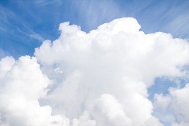 Bulutlu mavi gökyüzü