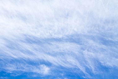 Bulutlu mavi gökyüzü