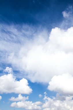 Bulutlu mavi gökyüzü