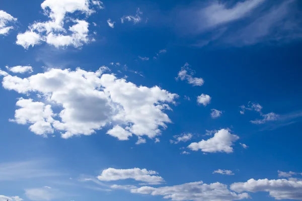 Nubes cúmulos en el cielo azul —  Fotos de Stock