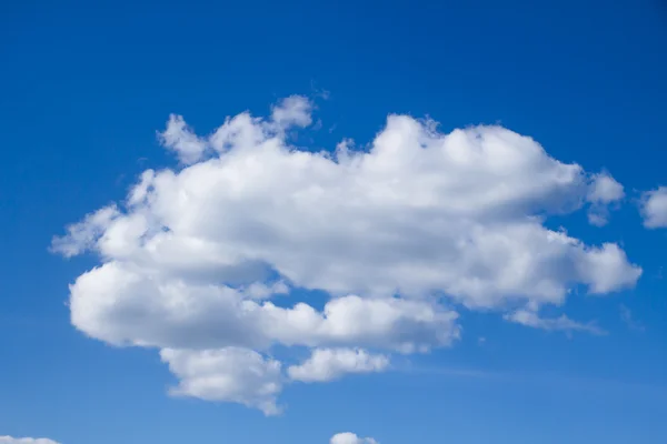 Cumulus clouds in the blue sky — Stock Photo, Image