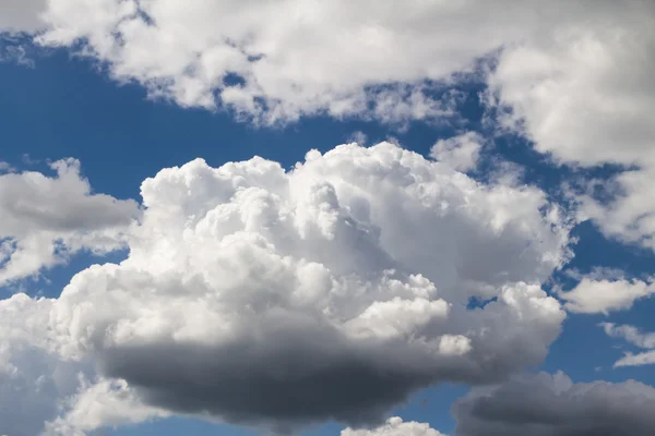 Cumulus clouds in the blue sky — Stock Photo, Image