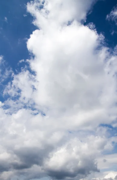 Blå himmel med moln — Stockfoto