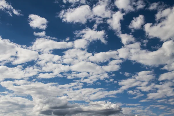 Witte wolken aan de hemel — Stockfoto