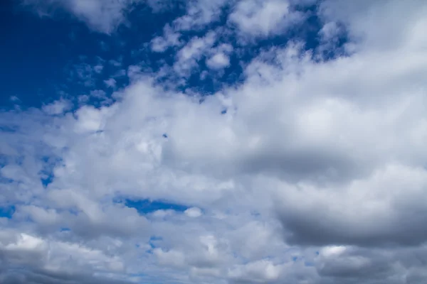 Cumulus chmury na błękitnym niebie — Zdjęcie stockowe