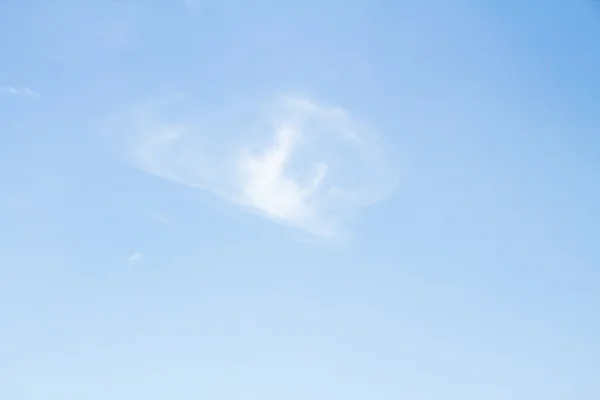 Kumulus mraky na modré obloze — Stock fotografie