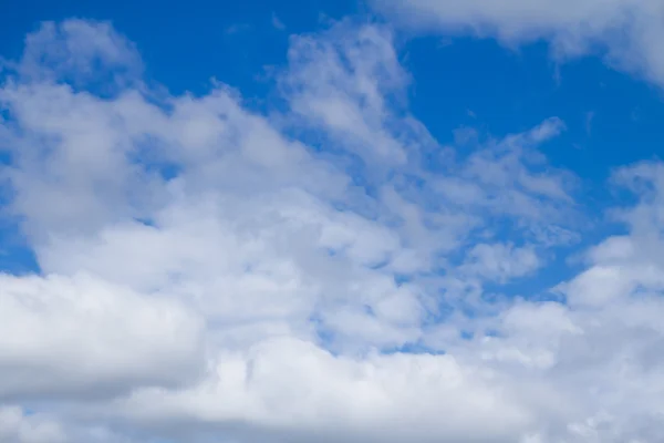 Kumulus moln i den blå himlen — Stockfoto