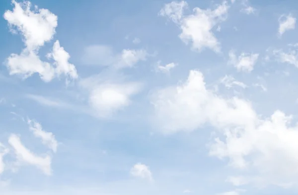 Nubes cúmulos en el cielo azul —  Fotos de Stock