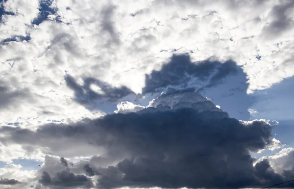 Nuvens cúmulos no céu azul — Fotografia de Stock