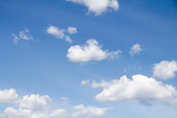 Nubes cúmulos en el cielo azul —  Fotos de Stock