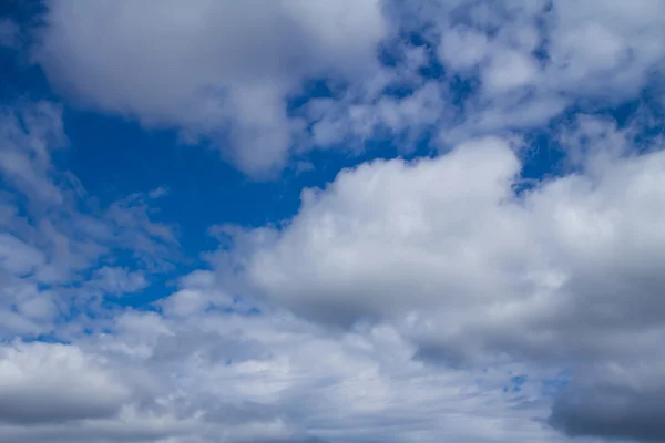 Nuvens cúmulos no céu azul — Fotografia de Stock