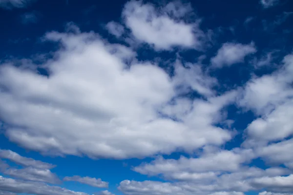 Cumulus clouds in the blue sky — Stock Photo, Image