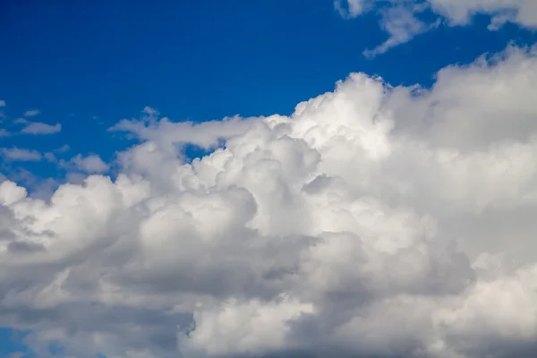 Nuvens cúmulos no céu azul — Fotografia de Stock