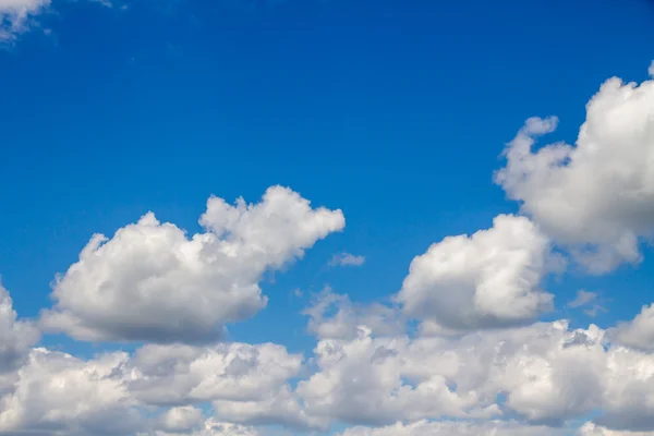 Nuvens cúmulos no céu azul — Fotografia de Stock