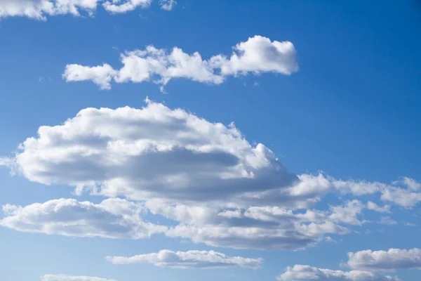 Nuages sur ciel bleu — Photo