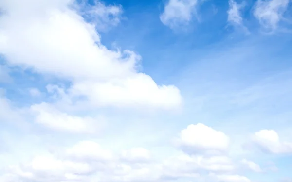 Céu azul com nuvens — Fotografia de Stock