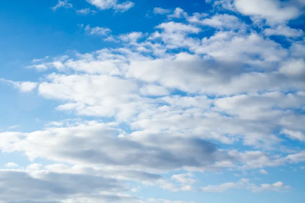 Blauwe lucht met wolken — Stockfoto