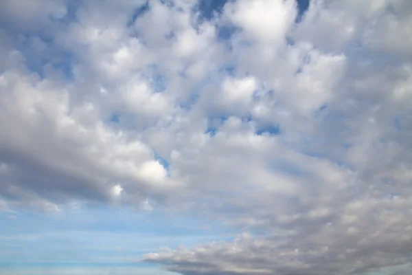 Cielo azul con nubes —  Fotos de Stock