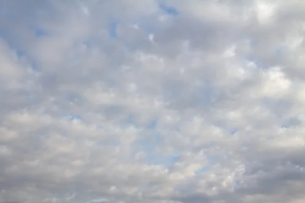 Blauer Himmel mit Wolken — Stockfoto