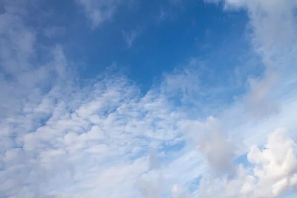 Nuvens no céu azul — Fotografia de Stock