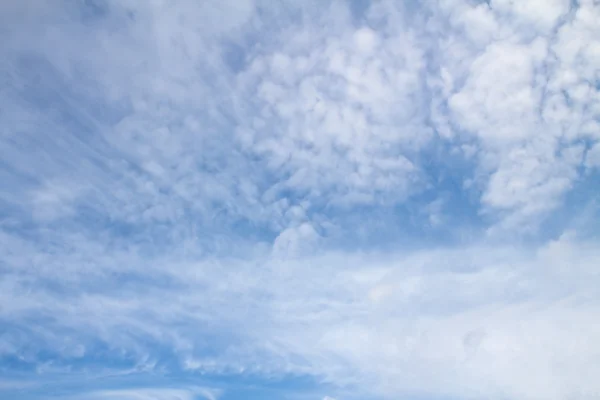 Nuvens no céu azul — Fotografia de Stock